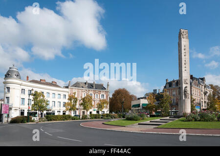 Una scena di strada in Epernay Francia la capitale della zona dello champagne che mostra il Memoriale della Seconda Guerra Mondiale Foto Stock