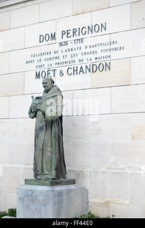 Una statua di Dom Perignon al Moet and Chandon Champagne house in Epernay Francia Foto Stock