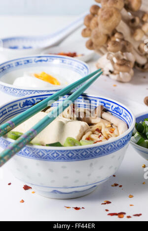 Zuppa di asiatici ramen con il formaggio feta Foto Stock