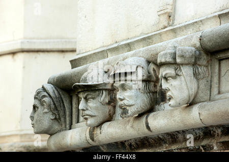 Kroatien, Dalmatien di Sibenik, Fries mit Köpfen, die sogenannten Bürgerköpfe, an der Außenseite der Kathedrale. Foto Stock