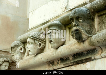 Kroatien, Dalmatien di Sibenik, Fries mit Köpfen, die sogenannten Bürgerköpfe, an der Außenseite der Kathedrale. Foto Stock