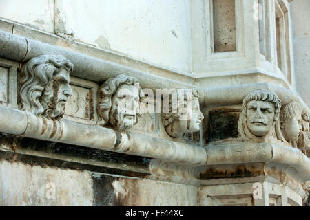 Kroatien, Dalmatien di Sibenik, Fries mit Köpfen, die sogenannten Bürgerköpfe, an der Außenseite der Kathedrale. Foto Stock