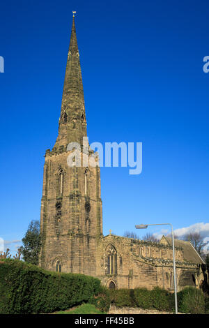 Vista frontale di tutti Hallows la chiesa di Inghilterra chiesa. In Gedling, Nottinghamshire, Inghilterra. Foto Stock