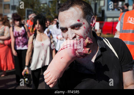 Circa 300 residenti locali di Stoke Newington ha preso parte a una dimostrazione di zombie contro una proposta di sviluppo Sainsbury nel cuore di Stoke Newington. Lo sviluppo si affacciano su uno dei più antichi cimiteri di Londra. I manifestanti hanno marciato attraverso il centro di Stoke Newington dando un messaggio chiaro per gli sviluppatori che un nuovo store non è voluto. Stokey locale, gli organizzatori della protesta credo che avrà un enorme impatto negativo sulle infrastrutture e posti di lavoro nel settore. Foto Stock