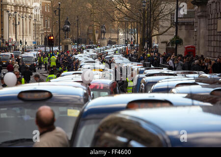 Londra, Regno Unito. Il 10 febbraio, 2016. London black cab dei driver causa inceppamenti di traffico nel centro di Londra come una manifestazione di protesta contro i nuovi regolamenti di taxi. Credito: Steve Hickey/Alamy Live News Foto Stock