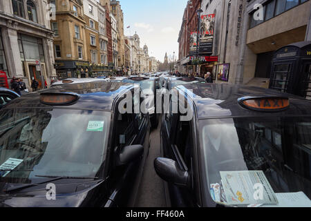 Londra, Regno Unito. Il 10 febbraio, 2016. London black cab dei driver causa inceppamenti di traffico nel centro di Londra come una manifestazione di protesta contro i nuovi regolamenti di taxi. Credito: Steve Hickey/Alamy Live News Foto Stock