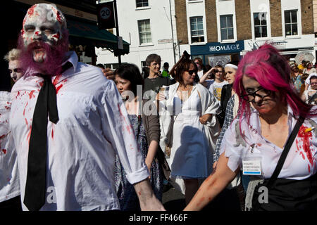 Circa 300 residenti locali di Stoke Newington ha preso parte a una dimostrazione di zombie contro una proposta di sviluppo Sainsbury nel cuore di Stoke Newington. Lo sviluppo si affacciano su uno dei più antichi cimiteri di Londra. I manifestanti hanno marciato attraverso il centro di Stoke Newington dando un messaggio chiaro per gli sviluppatori che un nuovo store non è voluto. Stokey locale, gli organizzatori della protesta credo che avrà un enorme impatto negativo sulle infrastrutture e posti di lavoro nel settore. Foto Stock