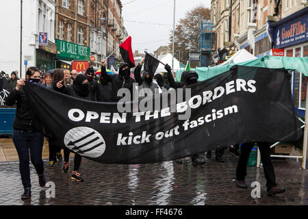 Blocco nero si uniscono alla gente del posto da Dover, Folkestone e Thanet oggi chiamato una dimostrazione per accogliere i rifugiati nel Regno Unito attraverso Dover. Organizzato da Kent anti razzismo rete. Dover, Kent. Foto Stock