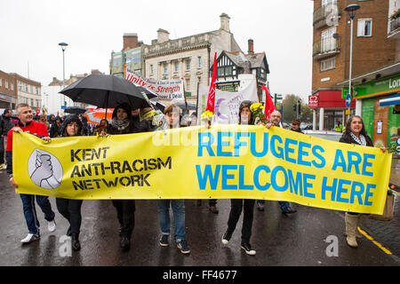 La gente del posto da Dover, Folkestone e Thanet oggi chiamato una dimostrazione per accogliere i rifugiati nel Regno Unito attraverso Dover. Organizzato da Kent anti razzismo rete. Dover, Kent. Foto Stock