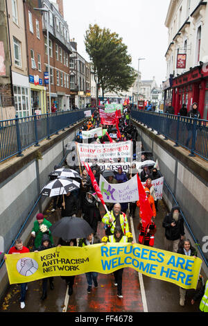 La gente del posto da Dover, Folkestone e Thanet oggi chiamato una dimostrazione per accogliere i rifugiati nel Regno Unito attraverso Dover. Organizzato da Kent anti razzismo rete. Dover, Kent. Foto Stock