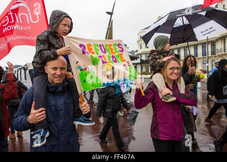 La gente del posto da Dover, Folkestone e Thanet oggi chiamato una dimostrazione per accogliere i rifugiati nel Regno Unito attraverso Dover. Organizzato da Kent anti razzismo rete. Dover, Kent. Foto Stock