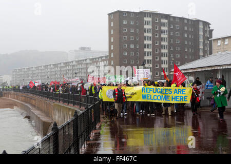 La gente del posto da Dover, Folkestone e Thanet oggi a piedi lungo il fronte mare di accogliere i rifugiati nel Regno Unito attraverso Dover. Organizzato da Kent anti razzismo rete. Dover, Kent. Foto Stock