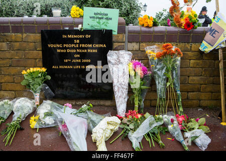 Una commemorazione lapide a ricordo 58 rifugiati cinesi che sono morti in un veicolo come è arrivato a Dover è circondato da fiori posti dai locali da Dover, Folkestone e Thanet dimostrando di accogliere i rifugiati nel Regno Unito attraverso Dover. Organizzato da Kent anti razzismo rete. Dover, Kent. Foto Stock