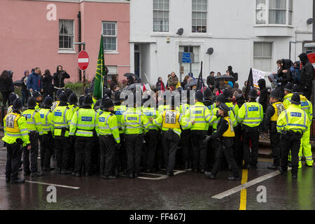 La polizia tenere indietro il blocco nero che si è unita la gente del posto da Dover, Folkestone e Thanet oggi chiamato una dimostrazione per accogliere i rifugiati nel Regno Unito attraverso Dover. Organizzato da Kent anti razzismo rete. Dover, Kent. Foto Stock