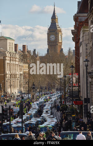 Londra, Regno Unito. Il 10 febbraio, 2016. London black cab dei driver causa inceppamenti di traffico nel centro di Londra come una manifestazione di protesta contro i nuovi regolamenti di taxi. Credito: Steve Hickey/Alamy Live News Foto Stock