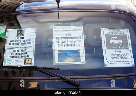 Londra, Regno Unito. Il 10 febbraio, 2016. London black cab dei driver causa inceppamenti di traffico nel centro di Londra come una manifestazione di protesta contro i nuovi regolamenti di taxi. Credito: Steve Hickey/Alamy Live News Foto Stock