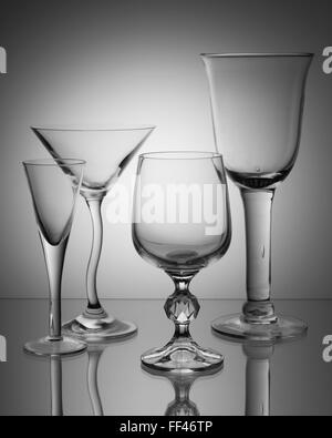Bicchieri vuoti di diverso tipo Foto Stock