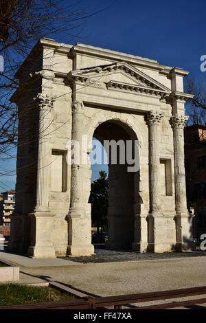 Antico arco di Triumphal Arco dei Gavi nel centro di Verona, Italia Foto Stock