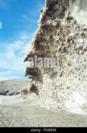 La roccia vulcanica. Monsul beach, Cabo de Gata-Nijar Riserva Naturale, provincia di Almeria, Andalusia. Foto Stock