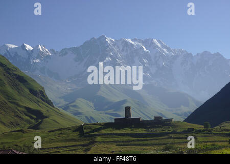 Ushguli, Lamaria e Shkhara, la mattina presto, in Alta Svaneti, Caucaso maggiore, Georgia Foto Stock