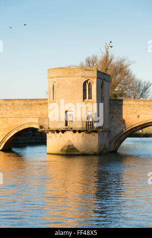 Il vecchio ponte sul Fiume Great Ouse a St Ives Cambridgeshire Regno Unito con la cappella del XIII secolo costruito in esso. Foto Stock