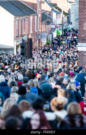 Ashbourne, Derbyshire, Regno Unito. 10 Febbraio 2016.Il giorno 2 del Royal Ashbourne shrovetide football " mercoledì delle ceneri' ,giocare iniziato alle 14.00 da shawcroft parcheggio e può continuare fino alle 22,00 quando se nessun gol segnati il gioco finisce. Migliaia di giocatori e di sostenitori locali riempire le strade di guardare e prendere parte al gioco annuale che si dice che risale a centinaia di anni. Credito: Ian Francesco/Alamy Live News Foto Stock