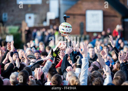 Ashbourne, Derbyshire, Regno Unito. 10 Febbraio 2016.Il giorno 2 del Royal Ashbourne shrovetide football " mercoledì delle ceneri' ,giocare iniziato alle 14.00 da shawcroft parcheggio e può continuare fino alle 22,00 quando se nessun gol segnati il gioco finisce. Migliaia di giocatori e di sostenitori locali riempire le strade di guardare e prendere parte al gioco annuale che si dice che risale a centinaia di anni. Credito: Ian Francesco/Alamy Live News Foto Stock