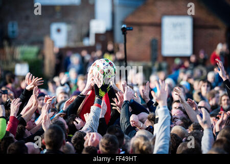 Ashbourne, Derbyshire, Regno Unito. 10 Febbraio 2016.Il giorno 2 del Royal Ashbourne shrovetide football " mercoledì delle ceneri' ,giocare iniziato alle 14.00 da shawcroft parcheggio e può continuare fino alle 22,00 quando se nessun gol segnati il gioco finisce. Migliaia di giocatori e di sostenitori locali riempire le strade di guardare e prendere parte al gioco annuale che si dice che risale a centinaia di anni. Credito: Ian Francesco/Alamy Live News Foto Stock