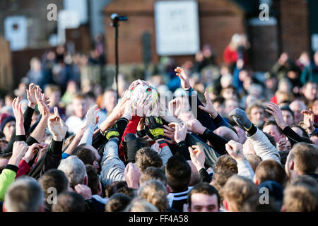 Ashbourne, Derbyshire, Regno Unito. 10 Febbraio 2016.Il giorno 2 del Royal Ashbourne shrovetide football " mercoledì delle ceneri' ,giocare iniziato alle 14.00 da shawcroft parcheggio e può continuare fino alle 22,00 quando se nessun gol segnati il gioco finisce. Migliaia di giocatori e di sostenitori locali riempire le strade di guardare e prendere parte al gioco annuale che si dice che risale a centinaia di anni. Credito: Ian Francesco/Alamy Live News Foto Stock