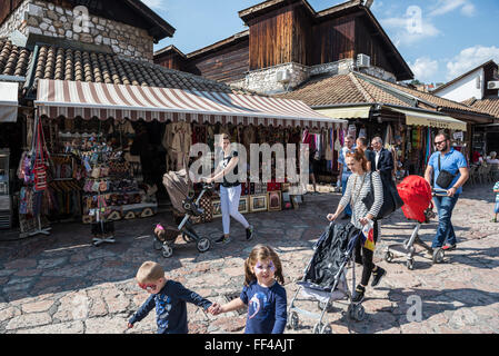 Negozi di souvenir sulla piazza principale di Bascarsija storico distretto di Sarajevo, Bosnia ed Erzegovina Foto Stock