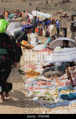 SENBETE, ETIOPIA-marzo 24: la gente del oromos-amharas-afar frequentare il mercato della domenica dove si riuniscono per il business. Foto Stock