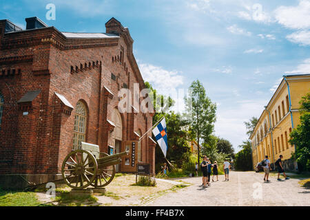 HELSINKI, Finlandia - 28 luglio 2014: il Museo Militare Manege edificio sulla isola Fortezza di Suomenlinna Foto Stock