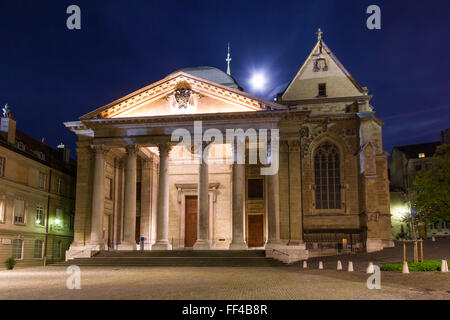 Il St Pierre cattedrale della città vecchia di Ginevra in una notte di luna piena Foto Stock