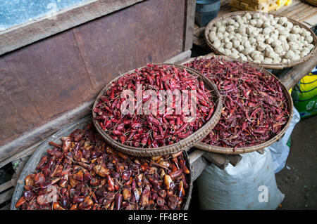 Grandi cesti riempiti con secchi peperoncino (capsicum) per la vendita su un mercato alimentare di Nyaung U (Bagan), Myanmar. Foto Stock