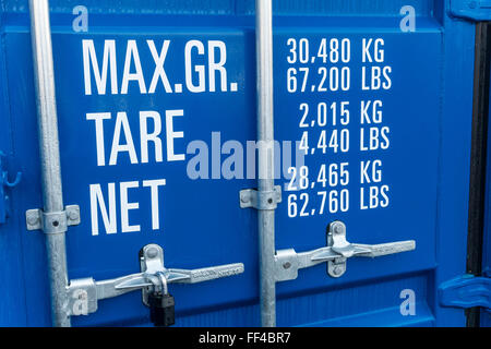 Una fila di blu Self Storage i contenitori di spedizione in un composto protetto Foto Stock