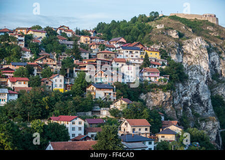 La fortezza di bianco (Bijela Tabija, sul lato destro) e case nel quartiere Vratnik a Sarajevo, Bosnia ed Erzegovina Foto Stock