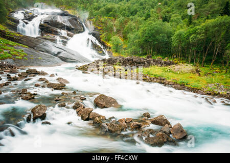 Cascata nella valle delle cascate in Norvegia. Cascate Husedalen erano una serie di quattro cascate giganti nel sud fiordo. Foto Stock