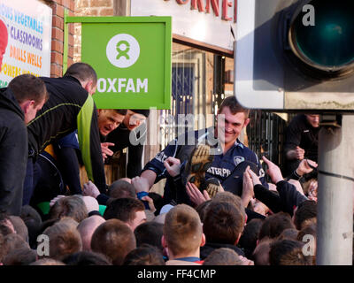 Ashbourne, Derbyshire, Regno Unito. Il 10 febbraio, 2016. Il Mercoledì delle Ceneri partita di calcio strega è il secondo giorno del Royal Shrovetide Football Match in Ashbourne, Derbyshire 2016 Royal Shrovetide Football presenta il bizzarro gioco di calcio che è giocato oltre due ore di otto periodi su shrovetide chiuso il martedì e il Mercoledì delle Ceneri. I pali 3 miglia al di là del fiume che separava il Northern & la metà meridionale del Derbyshire città. Credito: Doug Blane/Alamy Live News Foto Stock