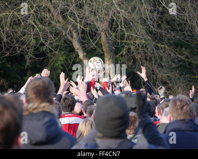 Ashbourne, Derbyshire, Regno Unito. Il 10 febbraio, 2016. Il Mercoledì delle Ceneri partita di calcio strega è il secondo giorno del Royal Shrovetide Football Match in Ashbourne, Derbyshire 2016 Royal Shrovetide Football presenta il bizzarro gioco di calcio che è giocato oltre due ore di otto periodi su shrovetide chiuso il martedì e il Mercoledì delle Ceneri. I pali 3 miglia al di là del fiume che separava il Northern & la metà meridionale del Derbyshire città. Credito: Doug Blane/Alamy Live News Foto Stock