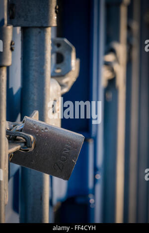 Una fila di blu Self Storage i contenitori di spedizione in un composto protetto Foto Stock