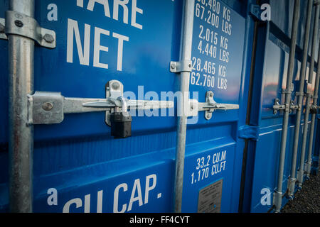 Una fila di blu Self Storage i contenitori di spedizione in un composto protetto Foto Stock