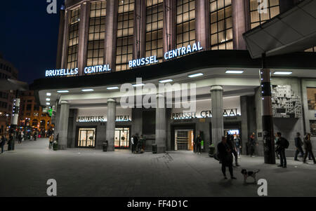 Centrale di Bruxelles/Brussel Centraal, la principale stazione ferroviaria di Bruxelles, Belgio, di notte. Visto da Carrefour de l'Europe. Foto Stock