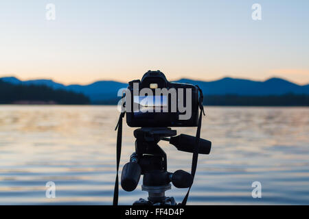 Tramonto foto scattate su una DSLR telecamera digitale montata su un treppiede in un lago in Oregon. Foto Stock