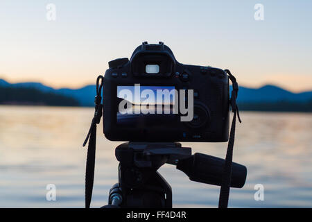Tramonto foto scattate su una DSLR telecamera digitale montata su un treppiede in un lago in Oregon. Foto Stock