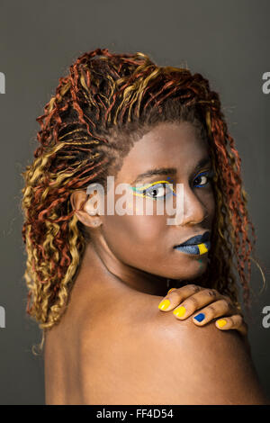 Giovane donna africana che indossa un make-up Foto Stock