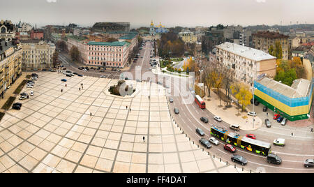 KIEV, UCRAINA - Novembre 2015: Sophievskaya piazza con i monumenti storici del famoso Hetman ucraino Bogdan Khmelnitsky Foto Stock