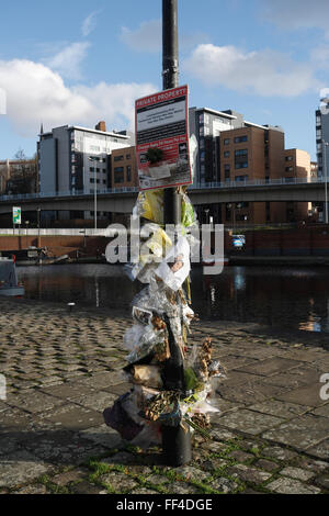 Lasciando i fiori e i messaggi di amore e di amicizia, lampost a Victoria Quays Sheffield Foto Stock