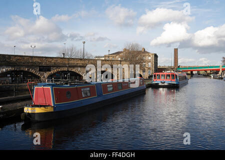 Barche sul canale ormeggiate a Victoria Quays, bacino del canale Urban Sheffield, canali d'acqua inglesi in Inghilterra Foto Stock