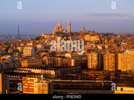 Il Sacro Cuore e la Torre Eiffel al di sopra dello skyline di Parigi a sunrise Foto Stock