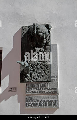 Memoriale di Voldemar Panso al di fuori della scuola di dramma di estone di accademia di musica e teatro, la collina di Toompea, Tallinn, Estonia. Foto Stock